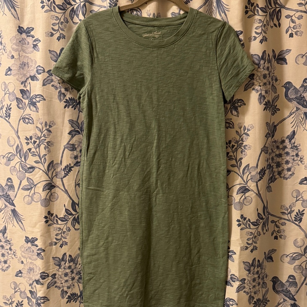 Universal Thread Sage Green Crewneck Tee